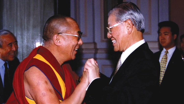 Seine Heiligkeit der Dalai Lama und Lee Teng-hui, erster demokratisch gewählter Präsident Taiwans in Taipeh am 27. März 1997.