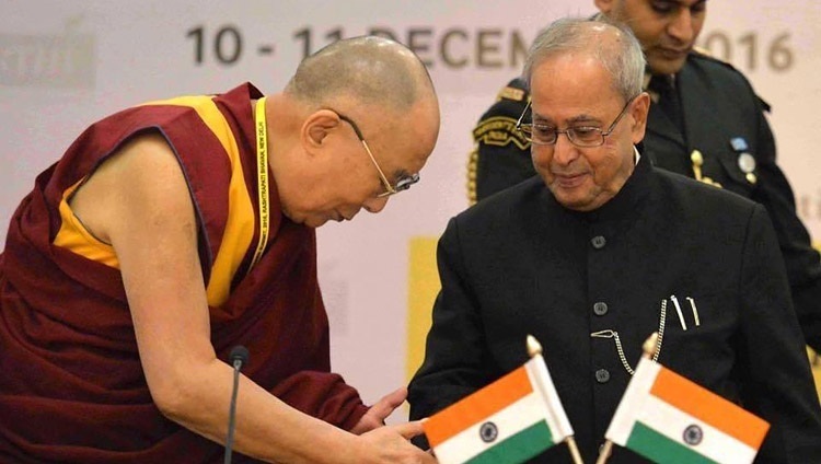 Seine Heiligkeit der Dalai Lama und der indische Präsident Pranab Mukherjee beim Laureates and Leaders for Children-Gipfel im Rashtrapati Bhavan Cultural Centre in Neu Delhi, Indien, am 10. Dezember 2016.