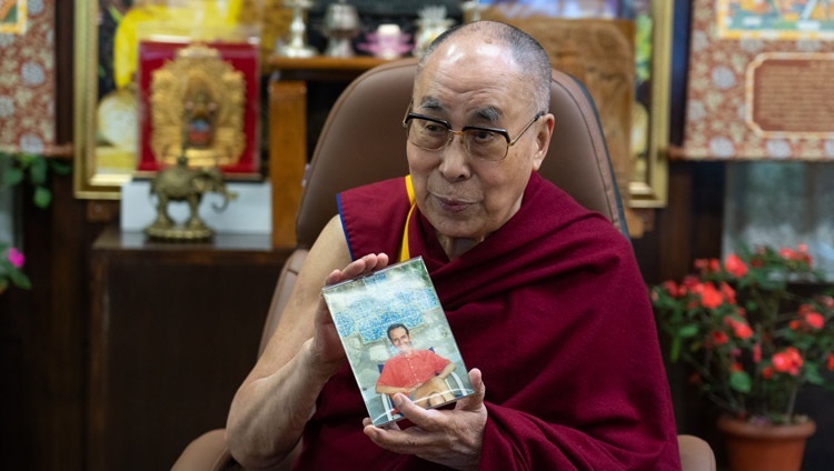 Seine Heiligkeit der Dalai Lama mit einem Foto von Francisco Varela, der ihn in die moderne Wissenschaft einführte. In Dharamsala, HP, Indien am 17. September 2020. Foto: Ehrw. Tenzin Jamphel