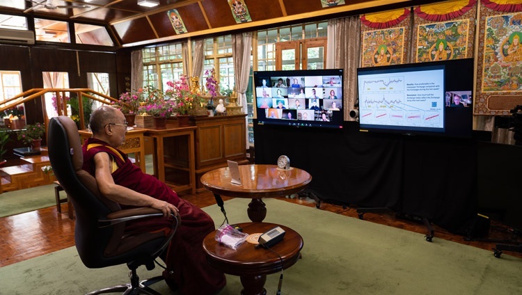 Seine Heiligkeit der Dalai Lama im Gespräch mit Vertretern des Mind & Life Europe über „Eine gemeinsame Menschlichkeit inmitten der Ungewissheit“. In Dharamsala, HP, Indien am 17. September 2020. Foto: Ehrw. Tenzin Jamphel