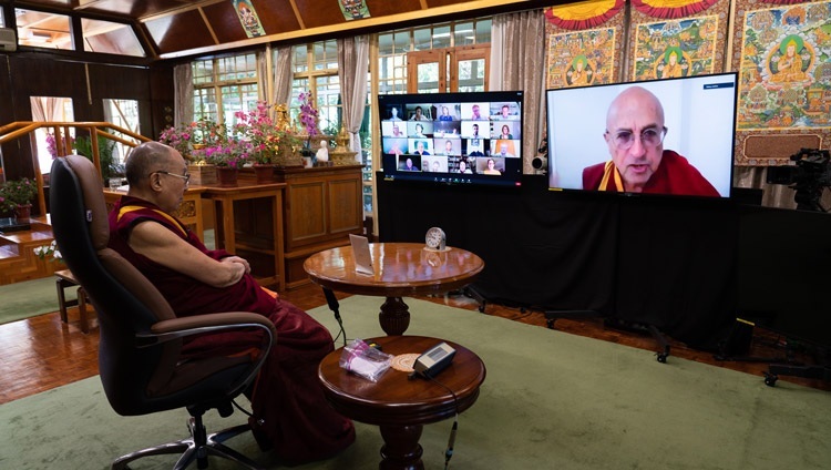 Ehrw. Matthieu Ricard stellt Seiner Heiligkeit dem Dalai Lama eine Frage während des Dialogs mit Mind & Life Europe. In Dharamsala, HP, Indien am 17. September 2020. Foto: Ehrw. Tenzin Jamphel