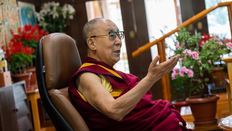Seine Heiligkeit der Dalai Lama beantwortet Fragen von den Teilnehmenden der Webveranstaltung über Buddhismus und Islam. In Dharamsala, HP, Indien am 28. September 2020. Foto: Ehrw. Tenzin Jamphel