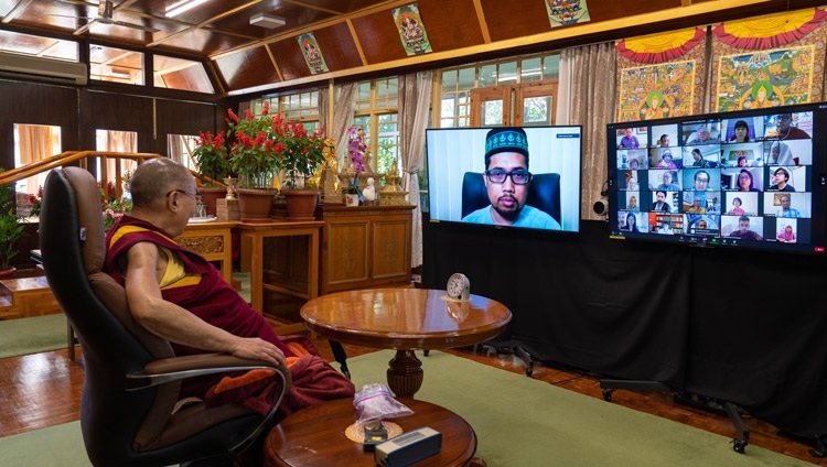 Muhammad Faisal Abdul Aziz, Präsident von ABIM und Moderator, eröffnet die Webveranstaltung mit Seiner Heiligkeit dem Dalai Lama. In Dharamsala, HP, Indien am 28. September 2020. Foto: Ehrw. Tenzin Jamphel