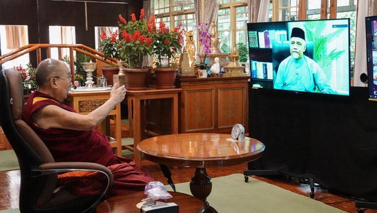 Seine Heilligkeit der Dalai Lama im Gespräch mit Professor Emeritus Datuk Osman Bakar. In Dharamsala, HP, Indien am 28. September 2020. Foto: Ehrw. Tenzin Jamphel
