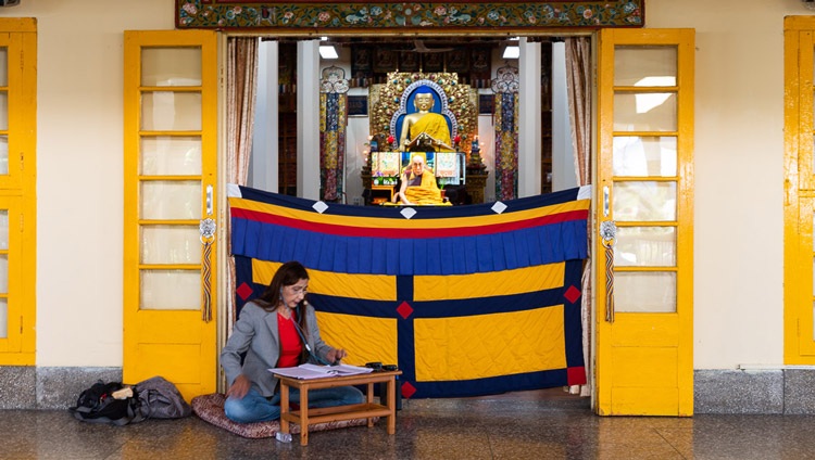 Die Dolmetscherin für Portugiesisch bei der Übersetzung der Unterweisung von Seiner Heiligkeit dem Dalai Lama vor dem tibetischen Haupttempel in Dharamsala, HP, Indien am 16. Mai 2020. Foto: Lobsang Tsering