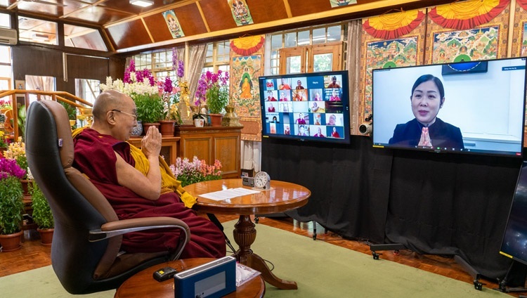 Seine Heiligkeit der Dalai Lama eröffnet die Internationale Konferenz zu den drei Schulungen in den Pali- und Sanskrit-Traditionen. In Dharamsala, HP, Indien am 5. März 2021. Foto: Ehrw. Tenzin Jamphel