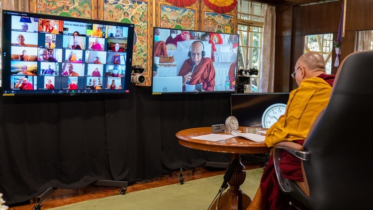 Seine Heiligkeit der Dalai Lama eröffnet die Internationale Konferenz zu den drei Schulungen in den Pali- und Sanskrit-Traditionen. In Dharamsala, HP, Indien am 5. März 2021. Foto: Ehrw. Tenzin Jamphel