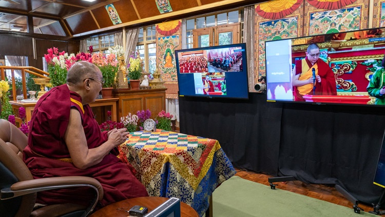 Lamiin Gegeen Rinpoche spricht Grussworte zu Beginn des Vortrages von Seiner Heiligkeit dem Dalai Lama. Dharamsala, HP, Indien am 11. März 2021. Foto: Ehrw. Tenzin Jamphel