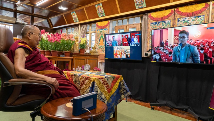 Ein Teilnehmender stellt Seiner Heiligkeit dem Dalai Lama nach dem Vortrag über Buddhismus und Wissenschaft eine Frage. Dharamsala, HP, Indien am 11. März 2021. Foto: Ehrw. Tenzin Jamphel