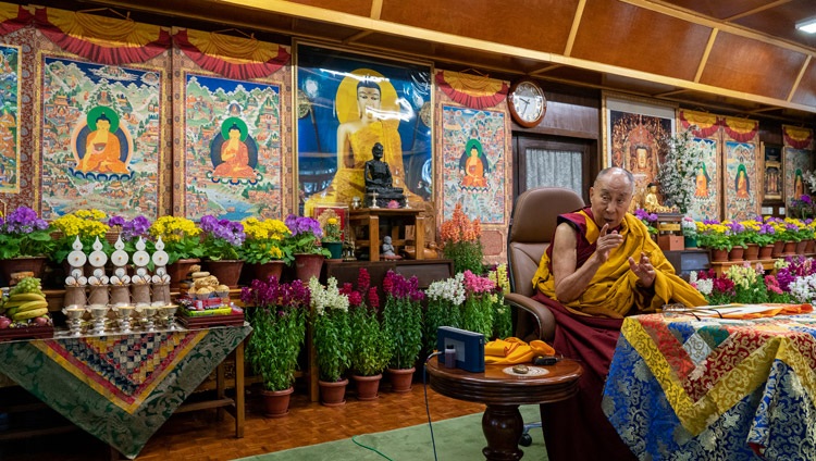 Seine Heiligkeit der Dalai Lama unterweist auf Wunschen von buddhistischen Mongolen über Lobpreis an die 17 Nalanda-Meister. In Dharamsala, HP, Indien am 12. März 2021. Foto: Ehrw. Tenzin Jamphel