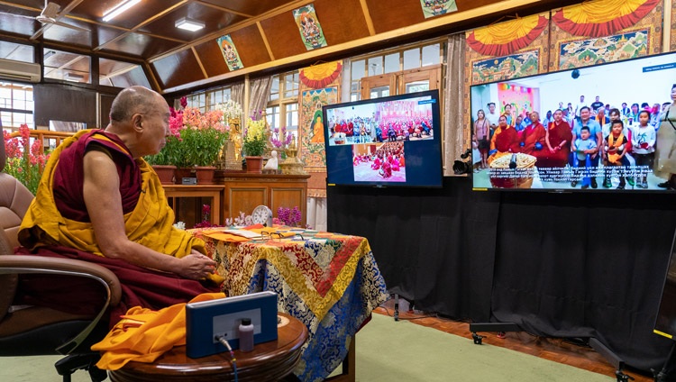 Seine Heiligkeit der Dalai Lama sieht sich ein Video über 'Achlalt khuukhduud' an, ein Waisen- und Pflegeheim in der Mongolei. In Dharamsala, HP, Indien am 12. März 2021. Foto: Ehrw. Tenzin Jamphel