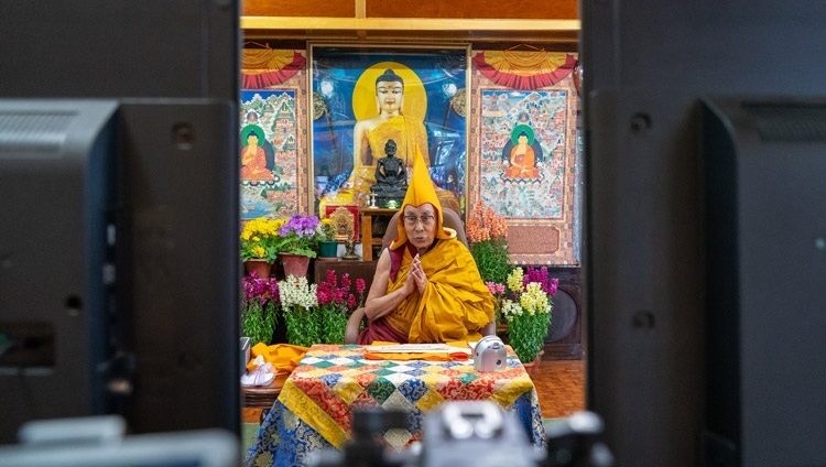 Seine Heiligkeit der Dalai Lama unterweist aus seiner Residenz auf Wunsch von Buddhisten aus der Mongolei. In Dharamsala, HP, Indien am 13. März 2021. Foto: Ehrw. Tenzin Jamphel