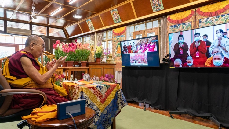 Seine Heiligkeit der Dalai Lama beantwortet Fragen von den Teilnehmenden der Unterweisung für Buddhisten aus der Mongolei. In Dharamsala, HP, Indien am 13. März 2021. Foto: Ehrw. Tenzin Jamphel