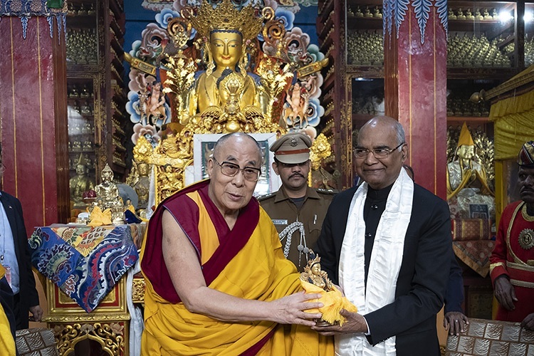 Seine Heiligkeit der Dalai Lama mit dem Präsidenten von Indien Ram Nath Kovind (damals Gouverneur von Bihar) in Bodhgaya, Bihar, Indien am 9. Januar 2017. Foto: Tenzin Choejor