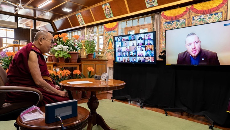 Davis Stalts, ehemaliger Abgeordneter und Stadtrat von Riga, Lettland stellt Seiner Heiligkeit dem Dalai Lama eine Frage. In Dharamsala, HP, Indien. Foto: Ehrw. Tenzin Jamphel