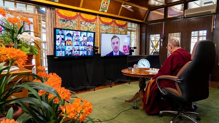 Uldis Budrikis, ein lettischer Abgeordneter und Vorsitzender der Gruppe für die Unterstützung Tibets im lettischen Parlament, dankt Seiner Heiligkeit dem Dalai Lama am Ende seines Online-Vortrags über Moral und Ethik - heute und morgen in seiner Residenz in Dharamsala, HP, Indien am 2. April 2021. Foto: Ehrw. Tenzin Jamphel