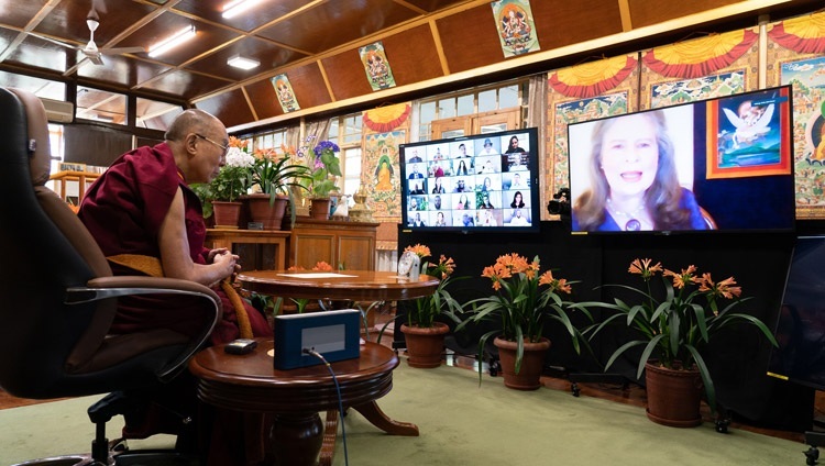 Sofia Stril-Rever eröffnet ein Gespräch zwischen Seiner Heiligkeit dem Dalai Lama in seiner Residenz in Dharamsala und Gästen des französischen "Be the Love"-Programms und des kanadischen "One Better World Collective" am 12. April 2021. Foto: Ehrw. Tenzin Jamphel