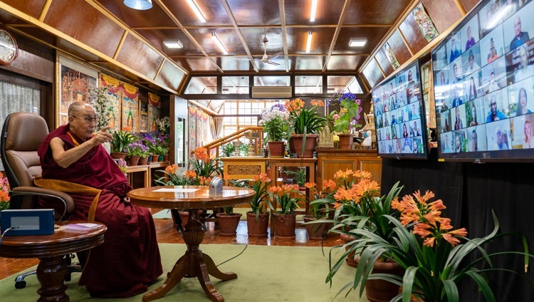 Seine Heiligkeit der Dalai Lama beantwortet Fragen von Gästen des französischen "Be the Love"-Programms und des kanadischen "One Better World Collective" online von seiner Residenz in Dharamsala, HP, Indien am 12. April 2021. Foto: Ehrw. Tenzin Jamphel