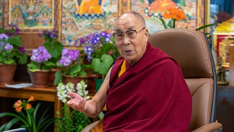 Seine Heiligkeit der Dalai Lama bei seiner Eröffnungsrede während seines Gesprächs mit Gästen des französischen "Be the Love"-Programms und des kanadischen "One Better World Collective", online von seiner Residenz in Dharamsala, HP, Indien am 12. April 2021. Foto: Ehrw. Tenzin Jamphel 