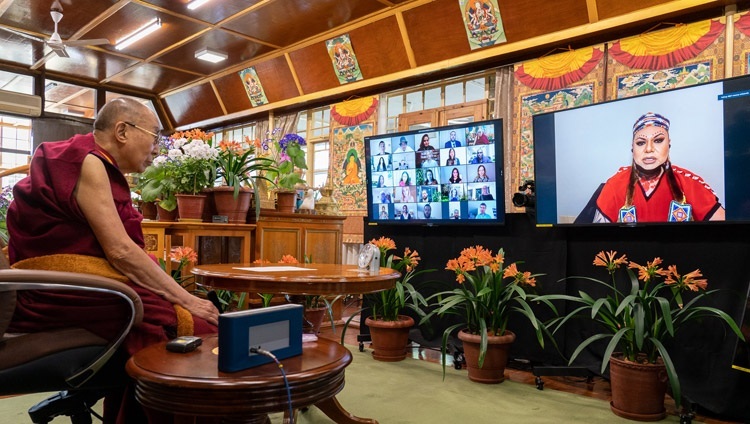 Massey Whiteknife, ein Mitglied der Mikisew Cree First Nation, stellt Seiner Heiligkeit dem Dalai Lama eine Frage während der Online-Diskussion von seiner Residenz in Dharamsala, HP, Indien am 12. April 2021. Foto: Ehrw. Tenzin Jamphel