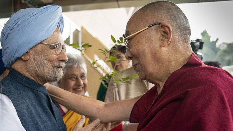 Seine Heiligkeit der Dalai Lama und der ehemalige indische Premierminister Manmohan Singh in Neu-Delhi, Indien am 10. November 2018. Foto: Tenzin Choejor
