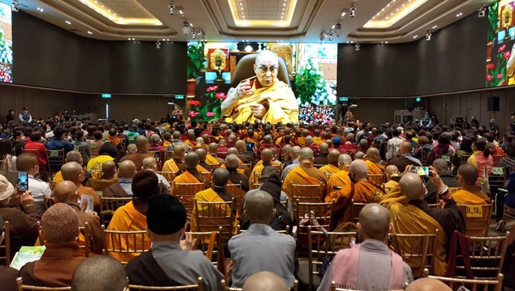 Seine Heiligkeit der Dalai Lama unterweist über das Herz-Sutra für Buddhisten aus Taiwan. In Dharamsala, HP, Indien am 1. Mai 2021. Foto: Ehrw. Tenzin Jamphel