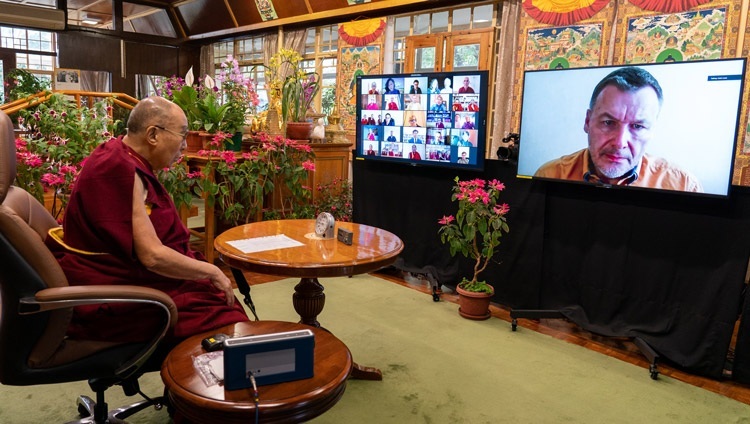 Seine Heiligkeit der Dalai Lama im Gespräch mit russischen Neurowissenschaftlern über Meditation. In Dharamsala, HP, Indien am 5. Mai 2021. Foto: Ehrw. Tenzin Jamphel