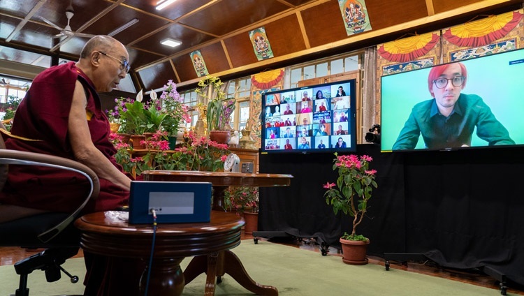 Seine Heiligkeit der Dalai Lama im Gespräch mit russischen Neurowissenschaftlern über Meditation. In Dharamsala, HP, Indien am 5. Mai 2021. Foto: Ehrw. Tenzin Jamphel