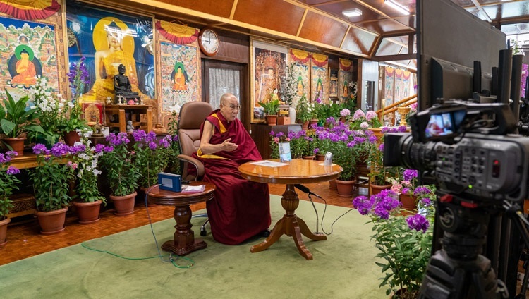 Seine Heiligkeit der Dalai Lama beim "Dialog für eine bessere Welt", organisiert von Mind & Life Europe. In Dharamsala, HP, Indien am 9. Juni 2021. Foto: Ehrw. Tenzin Jamphel