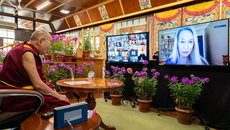 Seine Heiligkeit der Dalai Lama beim "Dialog für eine bessere Welt", organisiert von Mind & Life Europe. In Dharamsala, HP, Indien am 9. Juni 2021. Foto: Ehrw. Tenzin Jamphel