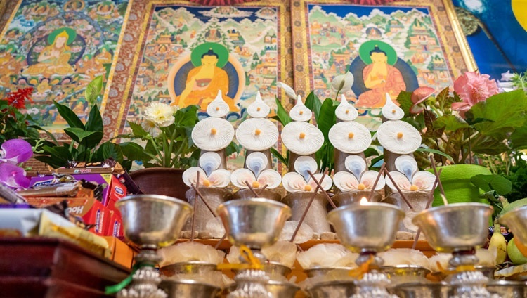 Ein Blick auf die Opfergaben während der Unterweisung von Seiner Heiligkeit dem Dalai Lama auf Wunsch von Buddhisten aus Ladakh. In Dharamsala, HP, Indien am 13. Juli 2021. Foto: Ehrw. Tenzin Jamphel