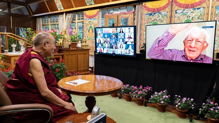 Seine Heiligkeit der Dalai Lama im Gespräch mit Lord Richard Layard. In Dharamsala, HP, Indien am 28. Juli 2021. Foto: Ehrw. Tenzin Jamphel