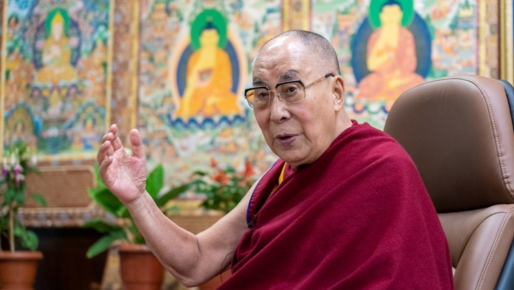 Seine Heiligkeit der Dalai Lama während der Online-Veranstaltung über Eine glücklichere Welt schaffen. In Dharamsala, HP, Indien am 28. Juli 2021. Foto: Ehrw. Tenzin Jamphel
