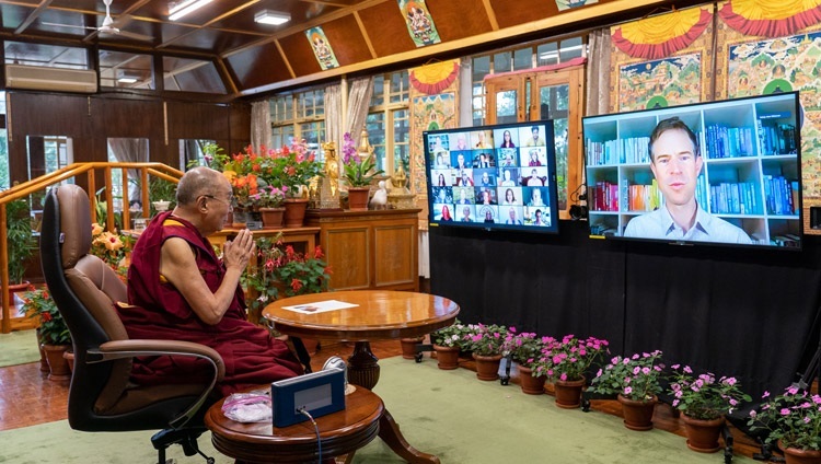 Dr. Mark Williams moderiert die Fragerunde mit Seiner Heiligkeit dem Dalai Lama. In Dharamsala, HP, Indien am 28. Juli 2021. Foto: Ehrw. Tenzin Jamphel