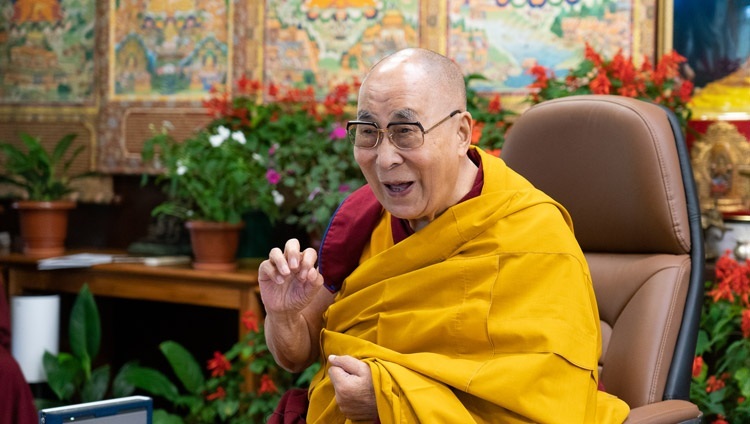 Seine Heiligkeit der Dalai Lama im Dialog mit Studierenden und Lehrenden der Monmouth University, New Jersey. In Dharamsala, HP, Indien am 22. September 2021. Foto: Ehrw. Tenzin Jamphel