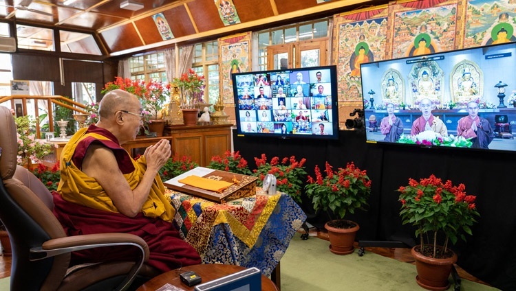 Seine Heiligkeit der Dalai Lama unterweist über 'Lobpreis an das abhängige Entstehen' aus seiner Residenz in Dharamsala, HP, Indien am 9. Oktober 2021. Foto: Ehrw. Tenzin Jamphel