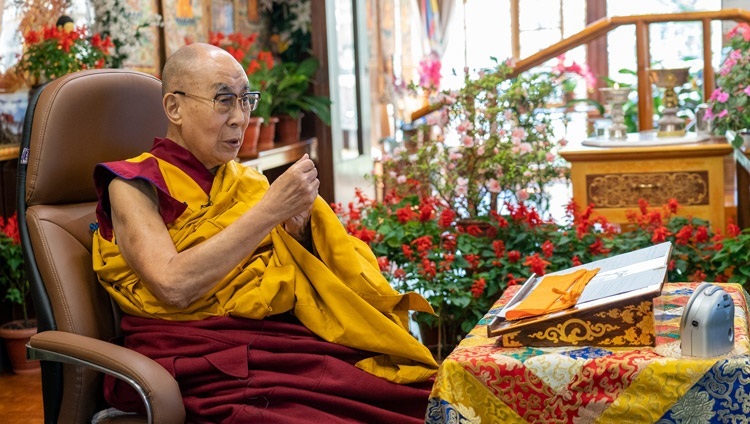 Seine Heiligkeit der Dalai Lama unterweist über 'Lobpreis an das abhängige Entstehen' aus seiner Residenz in Dharamsala, HP, Indien am 9. Oktober 2021. Foto: Ehrw. Tenzin Jamphel