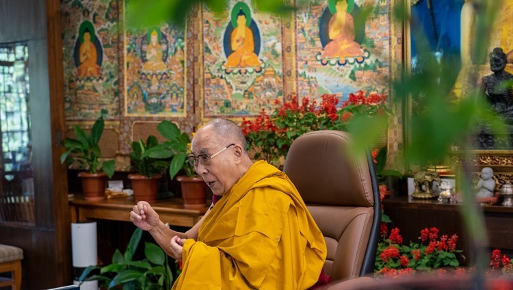 Seine Heiligkeit der Dalai Lama im Gespräch mit jungen Führungskräften aus Konfliktregionen über Mitgefühl, Bildung und Gleichberechtigung. In Dharamsala, HP, Indien am 14. Oktober 2021. Foto: Ehrw. Tenzin Jamphel