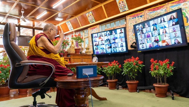 Seine Heiligkeit der Dalai Lama im Gespräch mit jungen Führungskräften aus Konfliktregionen über Mitgefühl, Bildung und Gleichberechtigung. In Dharamsala, HP, Indien am 15. Oktober 2021. Foto: Ehrw. Tenzin Jamphel