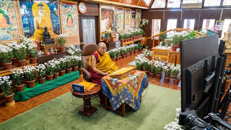 Seine Heiligkeit der Dalai Lama unterweist über Der Schmuck der Mahayana-Sutras. In Dharamsala, HP, Indien am 4. November 2021. Foto: Ehrw. Tenzin Jamphel