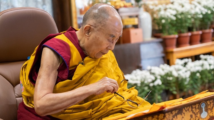 Seine Heiligkeit der Dalai Lama unterweist über Der Schmuck der Mahayana-Sutras. In Dharamsala, HP, Indien am 4. November 2021. Foto: Ehrw. Tenzin Jamphel