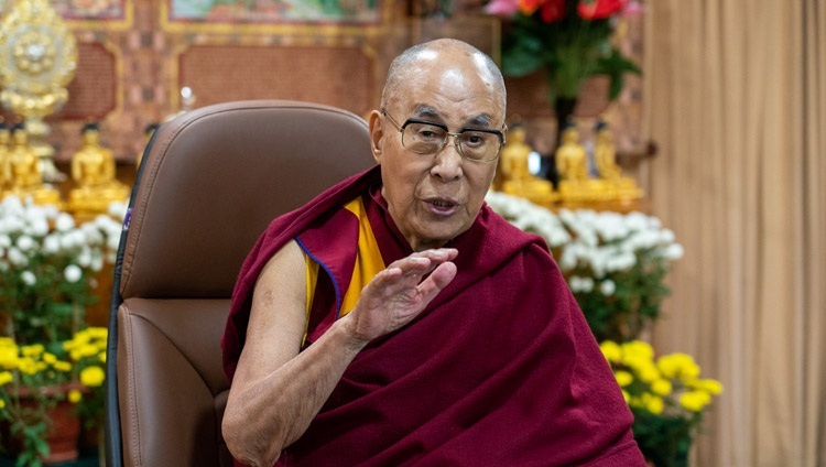 Seine Heiligkeit Der Dalai Lama im Online-Gespräch mit Pressevertretern und Mitgliedern des Foreign Correspondents‘ Club of Japan. In Dharamsala, HP, Indien am 10. November 2021. Foto: Ehrw. Tenzin Jamphel