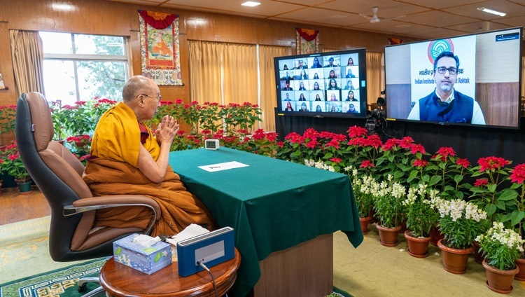 Seine Heiligkeit der Dalai Lama spricht über das Thema „Herausforderungen mit Mitgefühl und Weisheit begegnen” am 23. Dezember 2021 in Dharamsala, HP, Indien. Foto: Ehrw. Tenzin Jamphel