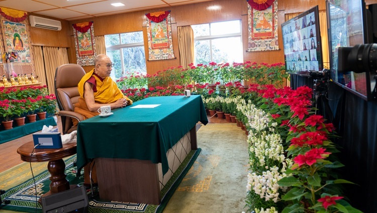 Seine Heiligkeit der Dalai Lama spricht über das Thema „Herausforderungen mit Mitgefühl und Weisheit begegnen” am 23. Dezember 2021 in Dharamsala, HP, Indien. Foto: Ehrw. Tenzin Jamphel