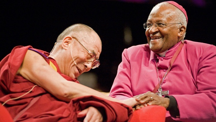 Seine Heiligkeit der Dalai Lama und Erzbischof Desmond Tutu während des interreligiösen Dialogs "Seeds of Compassion" in Seattle, Washington, USA, am 15. April 2008. Foto von Tomas/Seeds of Compassion