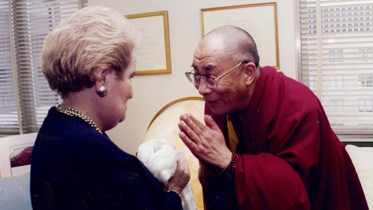Seine Heiligkeit der Dalai Lama mit der ehemaligen US-Außenministerin Madeleine Albright.