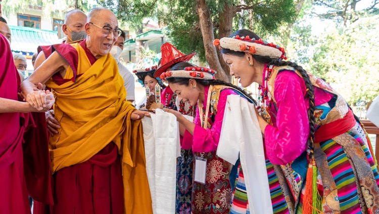 Begegnung mit den Teilnehmenden des 25. Sho-tön-Opernfestivals im tibetischen Haupttempel, Dharamsala, HP, Indien am 7. April 2022. Foto: Tenzin Choejor