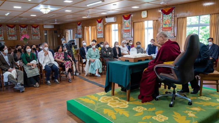 Seine Heiligkeit der Dalai Lama beim Treffen mit den Teilnehmenden der Konferenz "Ein Dialog für unsere Zukunft" am 22. April 2022 in Dharamsala, HP, Indien. Foto: Tenzin Choejor