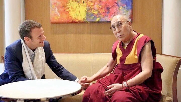 Seine Heiligkeit der Dalai Lama und Emmanuel Macron in 2016.