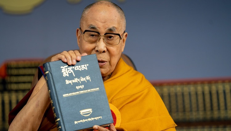 Seine Heiligkeit der Dalai Lama bei der Vorstellung des Monlam Wörterbuchs im tibetischen Haupttempel in Dharamsala, HP, Indien am 27. Mai 2022. Foto: Tenzin Choejor